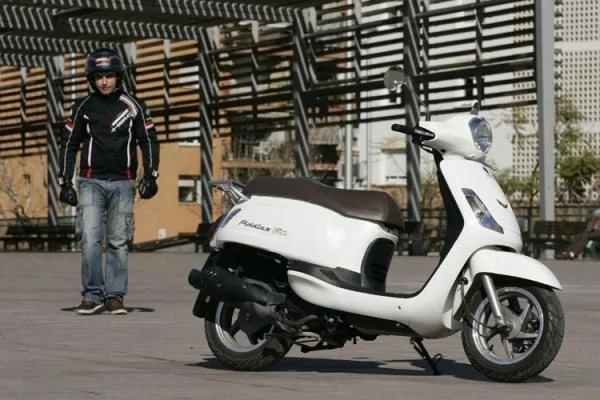Giantco Cyrus II 125