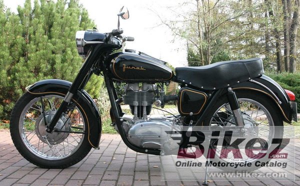 Junak M10