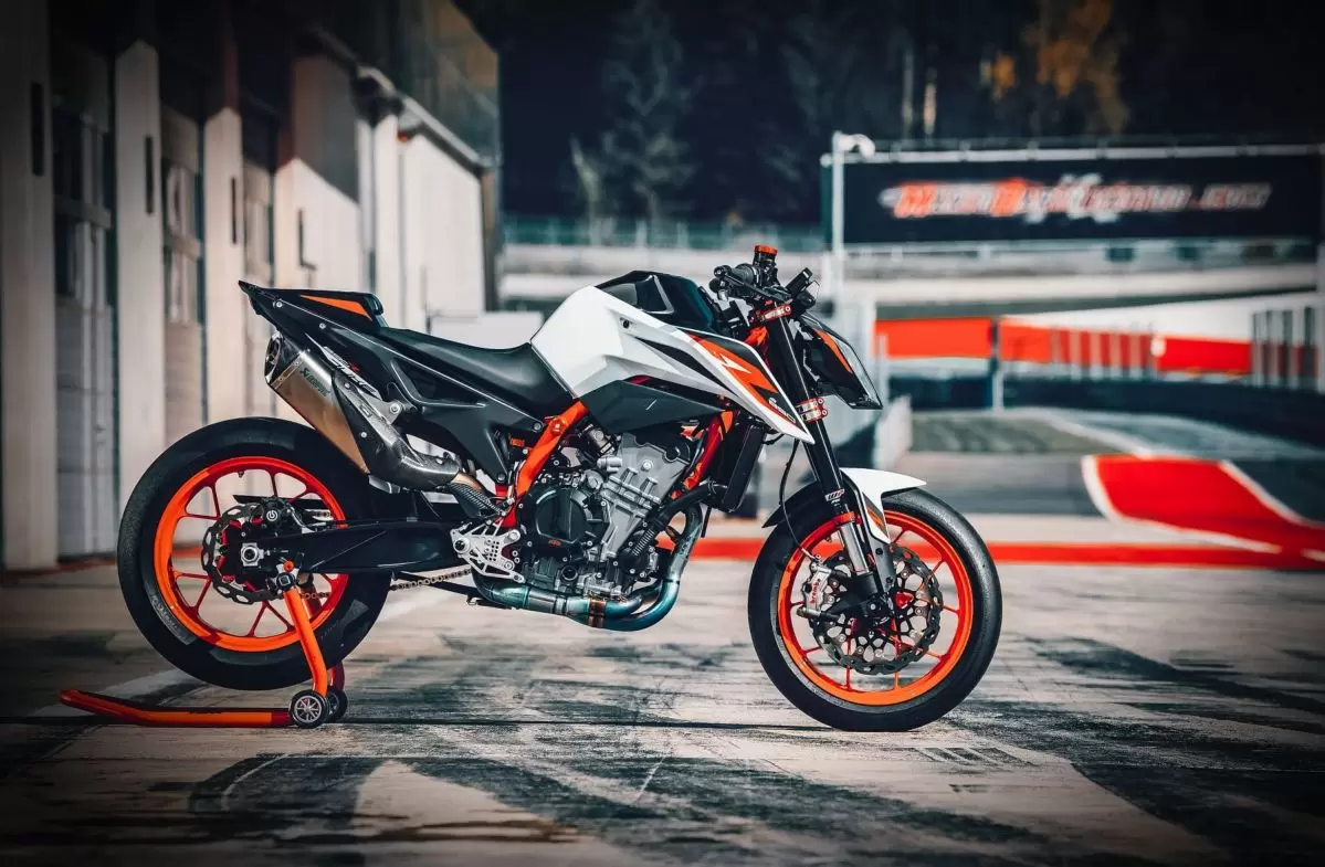 Thumbnail for KTM 890 Duke R 2021