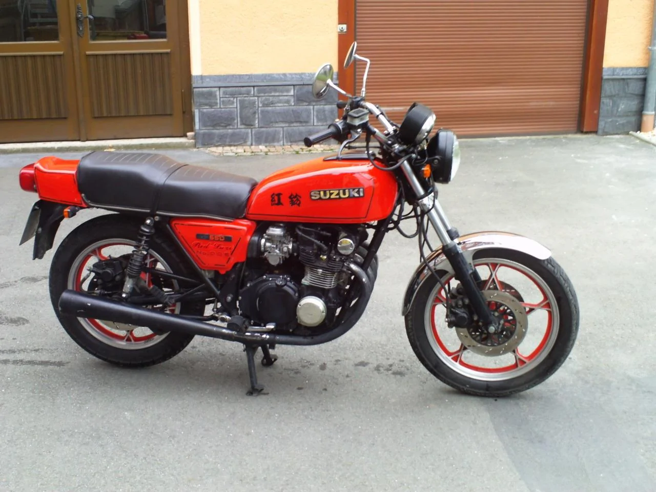 Suzuki GS 550 E Red Suzi